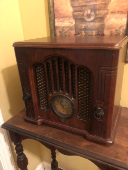 Vintage reproduction radio. Plays cassettes 