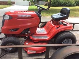 Troy-Bilt 42" cut riding lawn mower