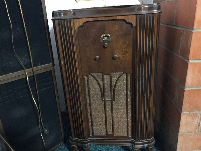 Old tube radio. Cabinet is in great shape. nice piece. Unknown if radio works