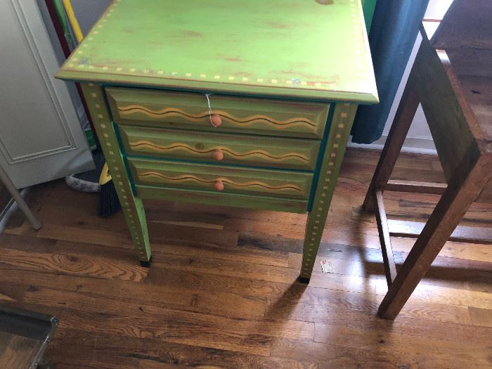 cool 3 drawer table/nightstand