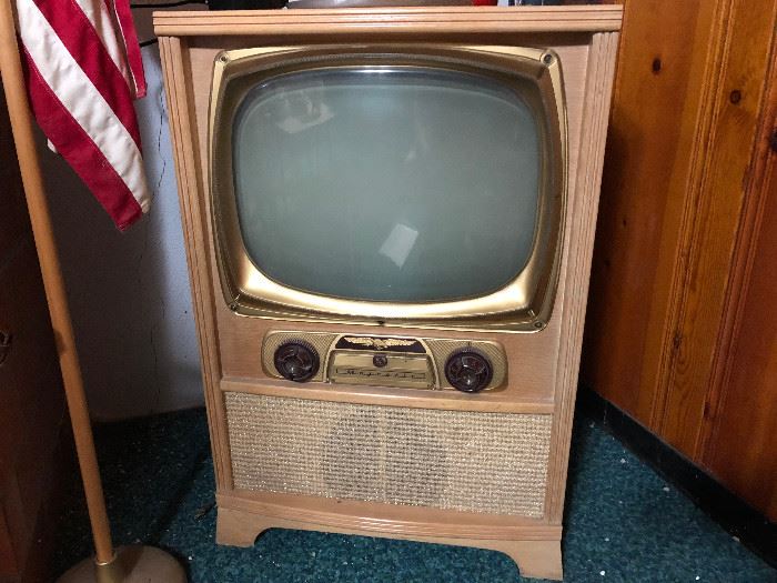 Best looking old console TV from the 50s. It is in mint condition. Don't know if it works