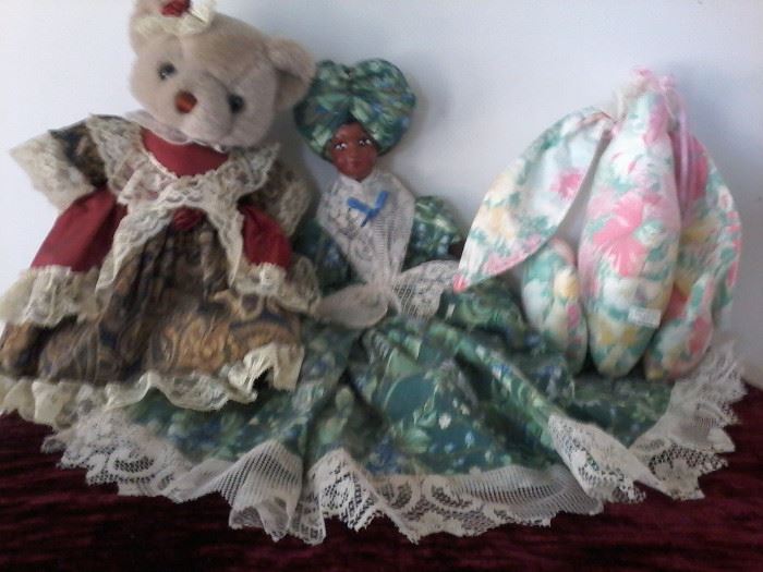 3 Decorative Stuffed Animals       http://www.ctonlineauctions.com/detail.asp?id=741058
