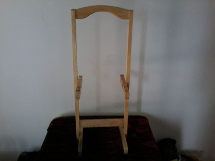 Wooden Easel (3)    http://www.ctonlineauctions.com/detail.asp?id=741106
