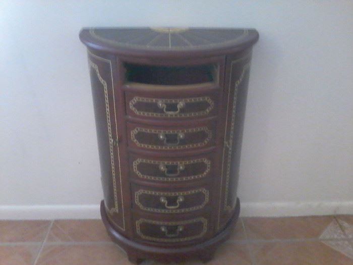 Jewelry Chest, Missing Top Drawer    http://www.ctonlineauctions.com/detail.asp?id=741173