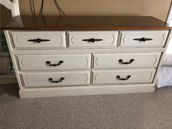 Upscale Dresser like NEW with double Mirrors