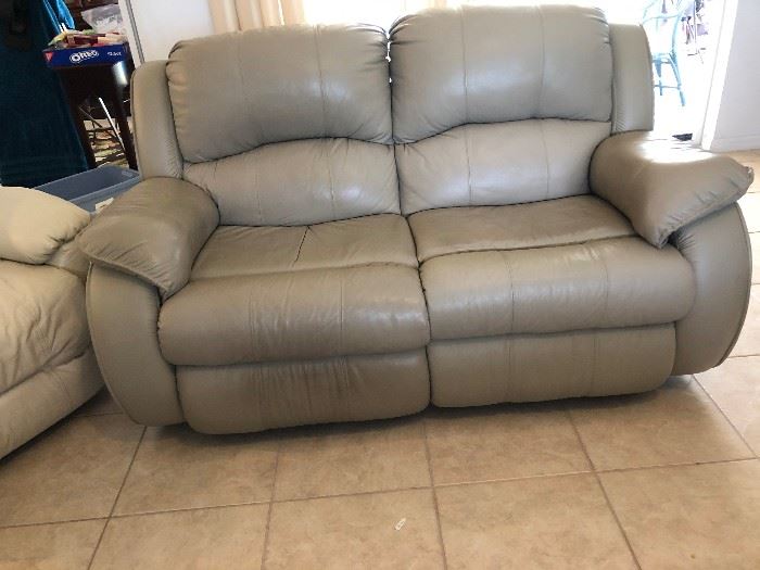 VERY NICE LEATHER RECLINING LOVE SEAT