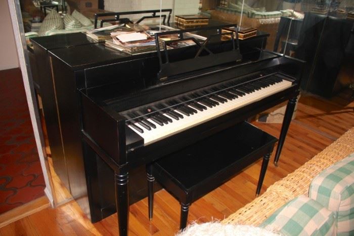 Black Console Piano