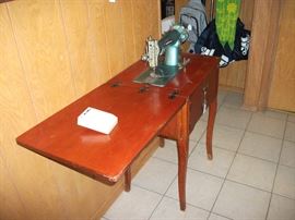 Sewing Machine w/Cabinet