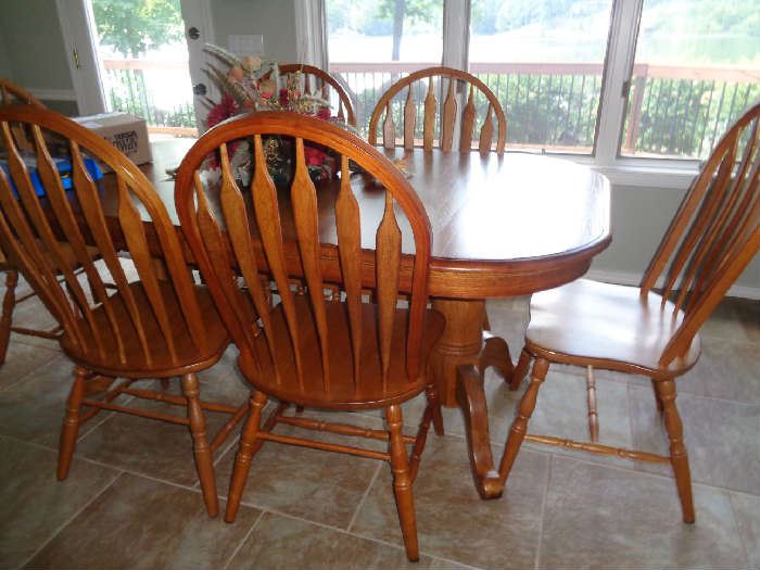 kitchen dining table w/leaves & 6 chairs