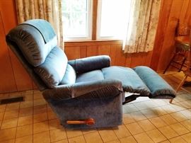 La-Z-Boy Recliner: http://www.ctonlineauctions.com/detail.asp?id=740359