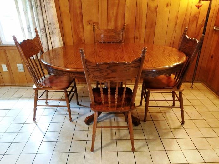 Oak Pedestal Dining Table w/Four Chairs:          http://www.ctonlineauctions.com/detail.asp?id=740361
