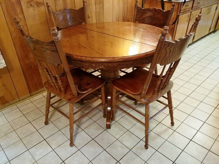 Oak Pedestal Dining Table w/Four Chairs    http://www.ctonlineauctions.com/detail.asp?id=740361