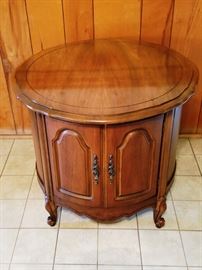 Round French Provincial End Table    http://www.ctonlineauctions.com/detail.asp?id=740374
