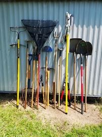 17 Long And Short Handled Tools     http://www.ctonlineauctions.com/detail.asp?id=740949