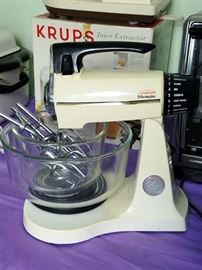 10 Small Kitchen Appliances    http://www.ctonlineauctions.com/detail.asp?id=740997