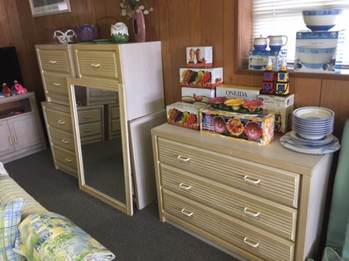 5 piece bedroom set, dresser with mirror, chest of drawers, and two night stands