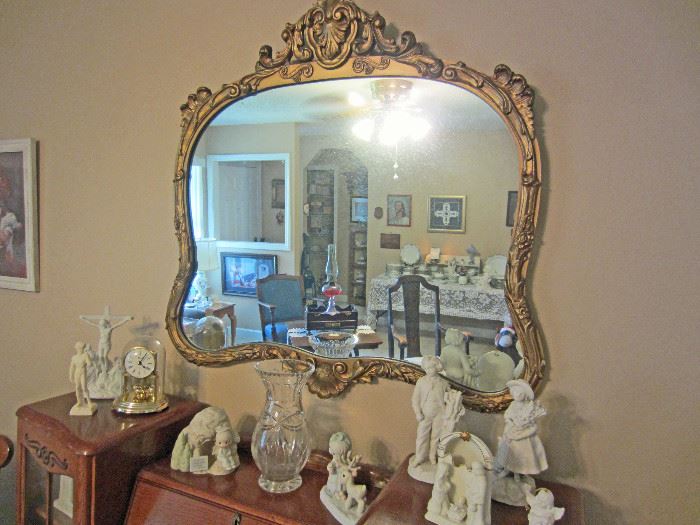 Mirror and decorative item detail