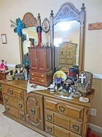 Triple dresser with dual mirrors