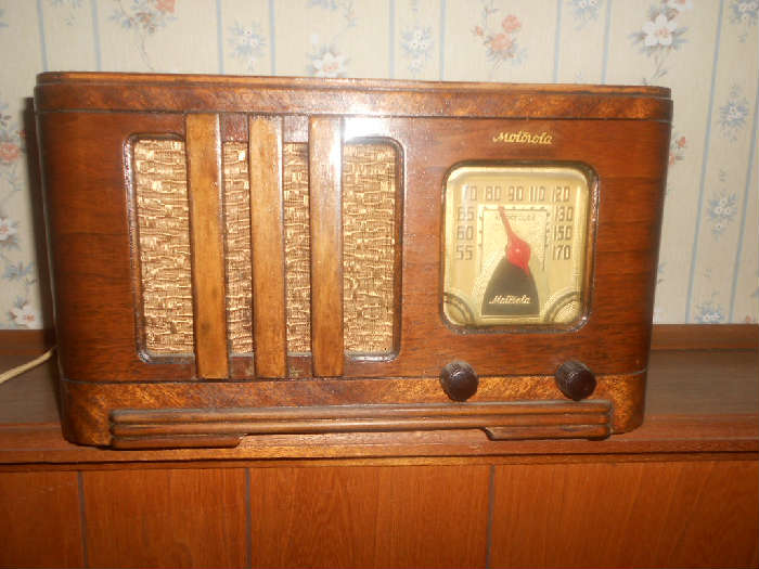 vintage motorola radio----works