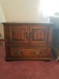 Wood End Table       https://ctbids.com/#!/description/share/34024              