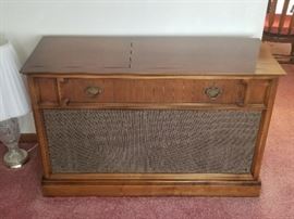 Stereo Cabinet with Techniques Stereo Receiver                                        https://ctbids.com/#!/description/share/34019