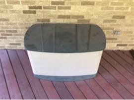 Rubbermaid Outdoor Storage Container       https://ctbids.com/#!/description/share/33832