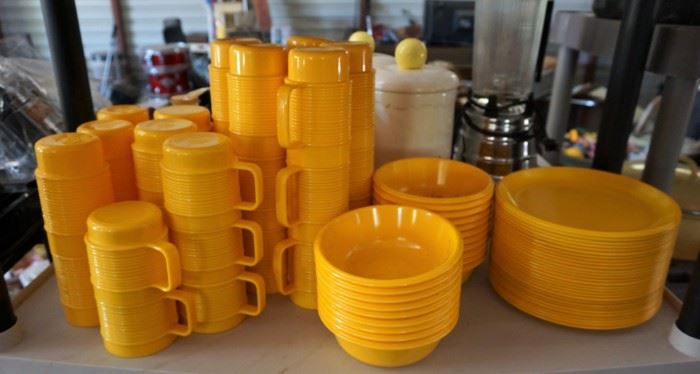 Large Rubbermaid plastic dishes and cups