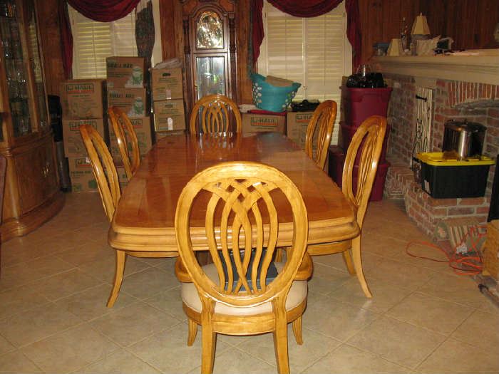 Dining room table with 6 chairs 
