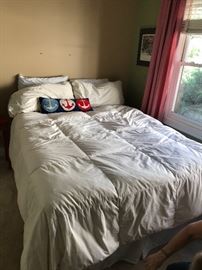 Available to show in Clarendon Hills during sale hours or text for presale apptmt.  630-697-2138 BeautyRest Recharge Queen Mattress/Boxspring Like New!