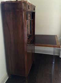 27. Biedermeier Secretary 1825-1830 in Vienna Walnut Veneer w/ Cypress & Oak (34'' x 18'' x 59'') 