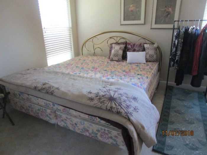 Kingsize bed with mattress set