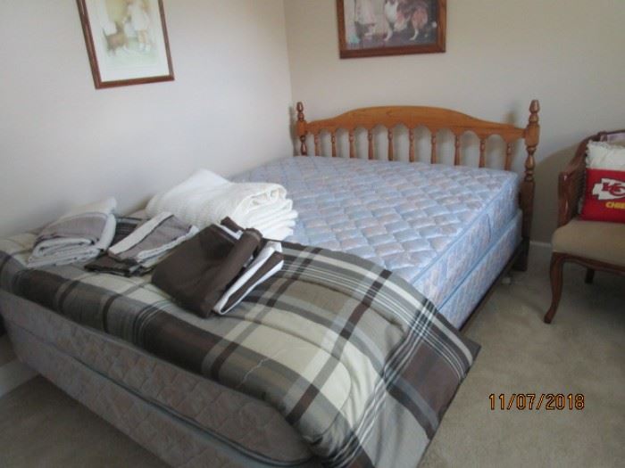 Maple queen size bedroom set with mattress set
