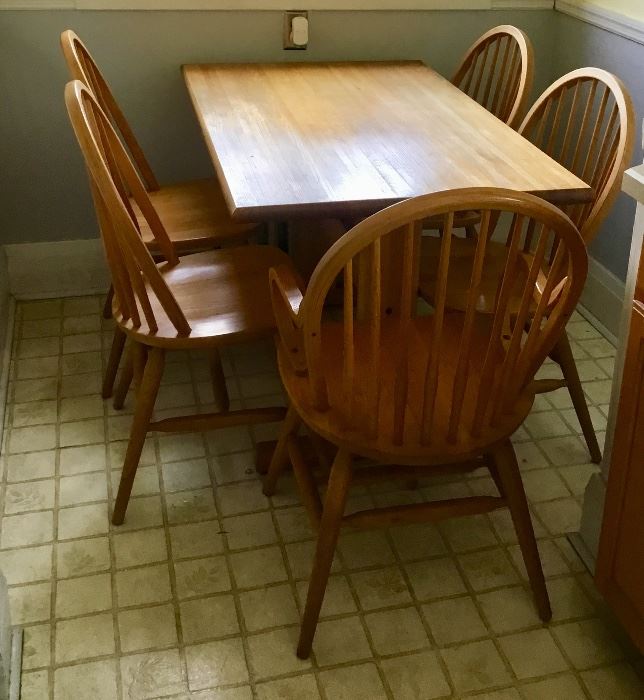Solid Oak wood Kitchen table and 5 chairs 