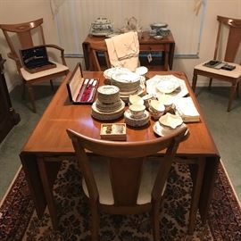Drop-leaf Dining Table w/4 Chairs