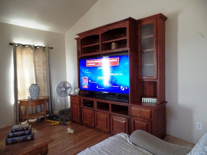 Great entertainment unit with large flat screen