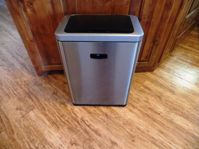 Automatic trash can