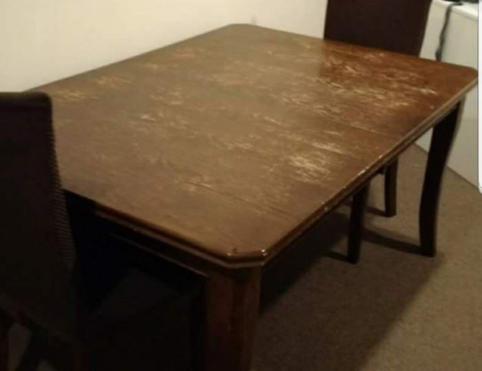 Large kitchen table, has a leaf too