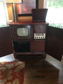 ANTIQUE MAGNAVOX TV/RADIO