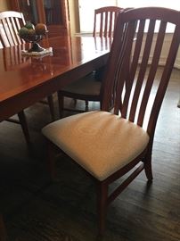 BEAUTIFUL THOMASVILLE DINING ROOM TABLE 2  LEAFS AND 6 chairs 