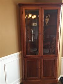 THOMASVILLE CORNER CHINA CABINET/CURIO 