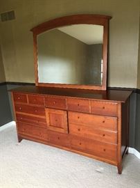 THOMASVILLE DRESSER W/MIRROR 