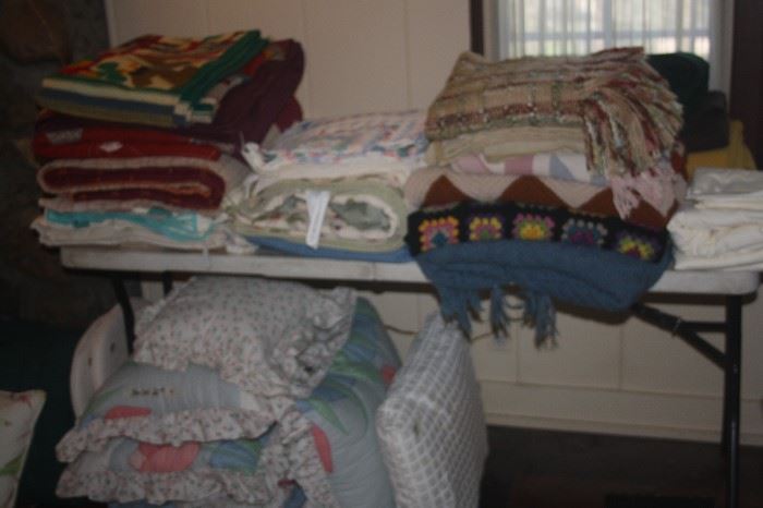 VINTAGE QUILTS AND LINENS
