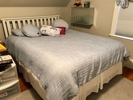 White Slat Back Queen Bed