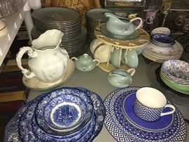 Franciscan Silver Pine china set, lots of blue and white dishes