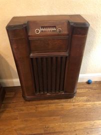 Antique radio cabinet, has parts to install a stereo in the cabinet