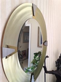 Striking round mirror