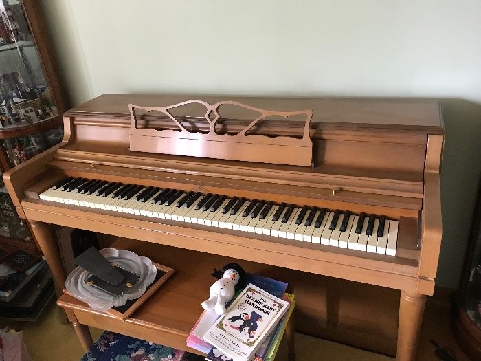 Upright piano (Wurlitzer) in EXCELLENT condition!