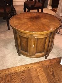 ROUND TABLE / CABINET
