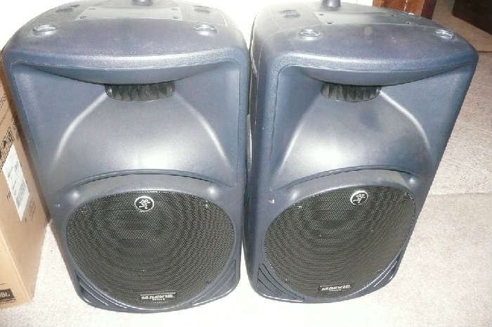 Mackie Powered speakers with stands