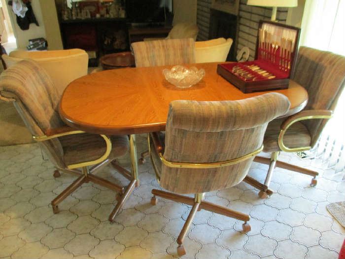 DINING TABLE W/4 ROLLING CHAIRS